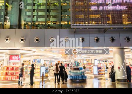 Doha, Qatar 31 janvier 23. Aéroport international Hamad, ours jaune lampe par URS Fischer. Capitale de la coupe du monde de la FIFA 2022. Banque D'Images