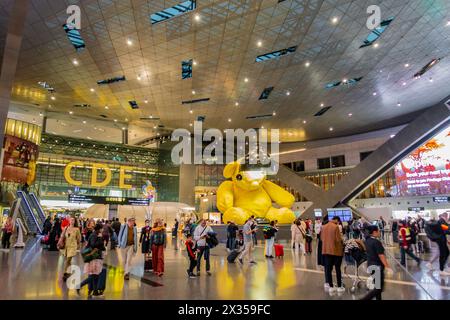 Doha, Qatar 31 janvier 23. Aéroport international Hamad, ours jaune lampe par URS Fischer. Capitale de la coupe du monde de la FIFA 2022. Banque D'Images