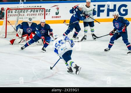 Cergy Pontoise, France. 24 avril 2024. Robert SABOLIC de Slovénie lors du match amical international de hockey sur glace entre la France et la Slovénie le 24 avril 2024 à Aren'Ice à Cergy-Pontoise, France - photo Alexandre Martins/DPPI crédit : DPPI Media/Alamy Live News Banque D'Images