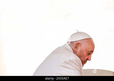 Cité du Vatican, Vatican. 24 avril 2024. Le pape François arrive pour son audience générale hebdomadaire en préparant Place Pierre. Crédit : Riccardo de Luca - Actualiser les images/Alamy Live News Banque D'Images