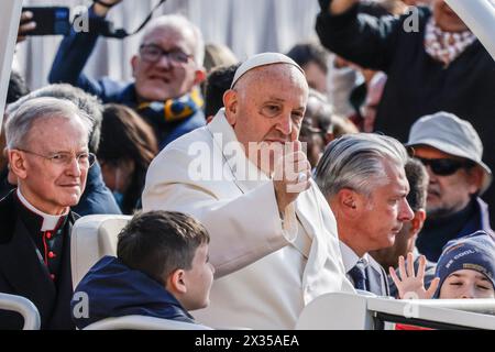 Cité du Vatican, Vatican. 24 avril 2024. Le pape François arrive pour son audience générale hebdomadaire en préparant Place Pierre. Crédit : Riccardo de Luca - Actualiser les images/Alamy Live News Banque D'Images