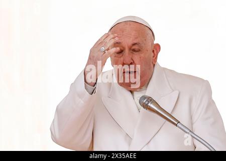 Cité du Vatican, Vatican. 24 avril 2024. Le pape François assiste à son audience générale hebdomadaire en préparant Place Pierre. Crédit : Riccardo de Luca - Actualiser les images/Alamy Live News Banque D'Images