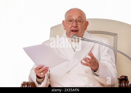 Cité du Vatican, Vatican. 24 avril 2024. Le pape François assiste à son audience générale hebdomadaire en préparant Place Pierre. Crédit : Riccardo de Luca - Actualiser les images/Alamy Live News Banque D'Images