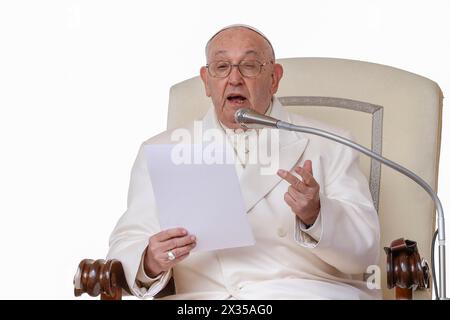 Cité du Vatican, Vatican. 24 avril 2024. Le pape François assiste à son audience générale hebdomadaire en préparant Place Pierre. Crédit : Riccardo de Luca - Actualiser les images/Alamy Live News Banque D'Images