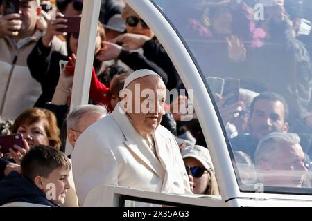 Cité du Vatican, Vatican. 24 avril 2024. Le pape François arrive pour son audience générale hebdomadaire en préparant Place Pierre. Crédit : Riccardo de Luca - Actualiser les images/Alamy Live News Banque D'Images