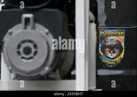 LVIV, UKRAINE - 24 AVRIL 2024 - Un générateur sur la plate-forme, que le vétéran de la guerre russo-ukrainienne Petro Buriak remettra aux soldats de la 28ème brigade nommée d'après les Chevaliers de la campagne d'hiver pour un point médical de stabilisation dans l'est de l'Ukraine, Lviv, l'ouest de l'Ukraine Banque D'Images