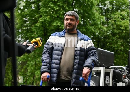 LVIV, UKRAINE - 24 AVRIL 2024 - vétéran de la guerre russo-ukrainienne Petro Buriak, qui a subi des prothèses au Centre des surhumains, est vu avant son départ pour la ligne de front comme volontaire pour livrer un puissant générateur acheté avec l'aide de bienfaiteurs aux soldats de la 28e brigade nommée d'après les Chevaliers de la campagne d'hiver pour un point médical de stabilisation dans l'est de l'Ukraine, Lviv, l'ouest de l'Ukraine Banque D'Images