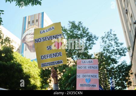 Buenos Aires, Argentine, 23 avril 2024 : marche universitaire nationale, des milliers de personnes sont descendues dans la rue pour défendre la gratuité de l'enseignement supérieur public. Te Banque D'Images