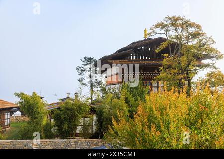 Temple historique Lingka Lhakhang en cours de restauration dans le parc de l'hôtel Amankora Jakar, Jakar, Bumthang, Bhoutan, vu de l'hôtel Banque D'Images