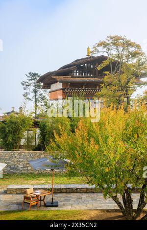 Temple historique Lingka Lhakhang en cours de restauration dans le parc de l'hôtel Amankora Jakar, Jakar, Bumthang, Bhoutan, vu de l'hôtel Banque D'Images