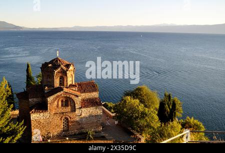 Église historique de Saint Jean le théologien, situé sur la falaise sur la plage de Kaneo surplombant le lac Ohrid dans la ville d'Ohrid, Macédoine Banque D'Images