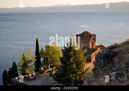 Église historique de Saint Jean le théologien, situé sur la falaise sur la plage de Kaneo surplombant le lac Ohrid dans la ville d'Ohrid, Macédoine Banque D'Images