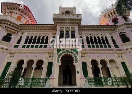 194 façade principale orientée au nord du Palacio de Valle Palace, dans un style hispano-mauresque avec différentes influences architecturales. Cienfuegos-Cuba. Banque D'Images