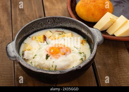 Changua est une soupe faite avec du lait, des œufs et des oignons - petit déjeuner colombien typique Banque D'Images