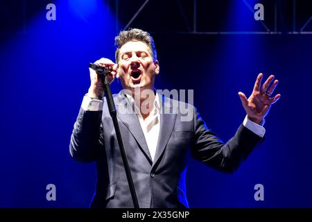 Tony Hadley, nom de scène d’Anthony Patrick Hadley, chante sur scène lors de son concert pour « Mad About You with the Fabulous TH Band European Tour » au PalaUnical Theatre le 24 avril 2024 à Mantoue, en Italie. Banque D'Images