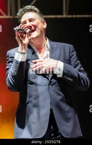 Tony Hadley, nom de scène d’Anthony Patrick Hadley, chante sur scène lors de son concert pour « Mad About You with the Fabulous TH Band European Tour » au PalaUnical Theatre le 24 avril 2024 à Mantoue, en Italie. Banque D'Images