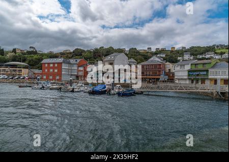 O Barqueiro, ESPAGNE - 27 AOÛT 2022 : vue du port dans le village de O Barqueiro, province de La Corogne, Galice, nord-ouest de l'Espagne Banque D'Images