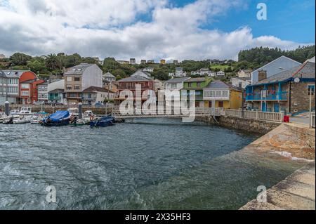 O Barqueiro, ESPAGNE - 27 AOÛT 2022 : vue du port dans le village de O Barqueiro, province de La Corogne, Galice, nord-ouest de l'Espagne Banque D'Images