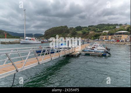 O Barqueiro, ESPAGNE - 27 AOÛT 2022 : vue du port dans le village de O Barqueiro, province de La Corogne, Galice, nord-ouest de l'Espagne Banque D'Images