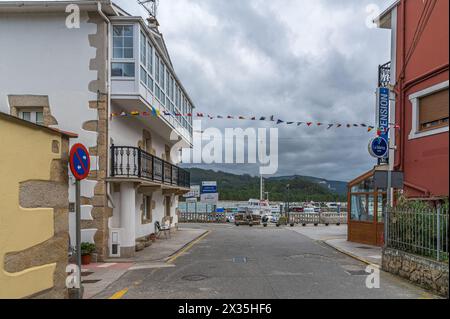 O Barqueiro, ESPAGNE - 27 AOÛT 2022 : vue du port dans le village de O Barqueiro, province de La Corogne, Galice, nord-ouest de l'Espagne Banque D'Images