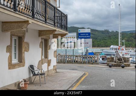 O Barqueiro, ESPAGNE - 27 AOÛT 2022 : vue du port dans le village de O Barqueiro, province de La Corogne, Galice, nord-ouest de l'Espagne Banque D'Images