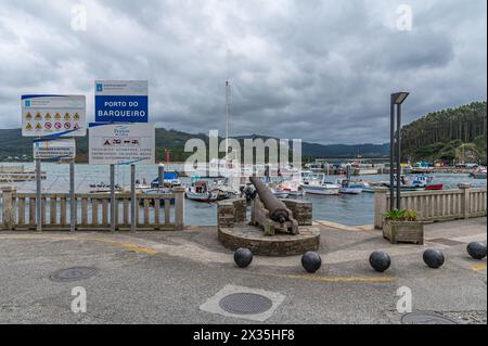 O Barqueiro, ESPAGNE - 27 AOÛT 2022 : vue du port dans le village de O Barqueiro, province de La Corogne, Galice, nord-ouest de l'Espagne Banque D'Images