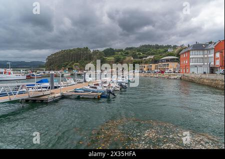 O Barqueiro, ESPAGNE - 27 AOÛT 2022 : vue du port dans le village de O Barqueiro, province de La Corogne, Galice, nord-ouest de l'Espagne Banque D'Images