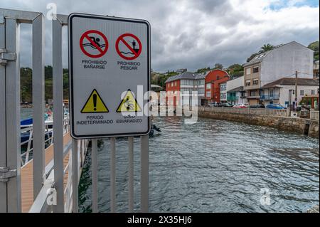 Signe dans le port de O Barqueiro, Galice, Espagne, montrant les dangers spécifiques de la zone portuaire Banque D'Images