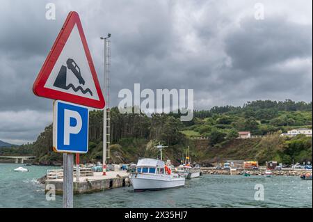 Signe dans le port de O Barqueiro, Galice, Espagne, montrant les dangers spécifiques de la zone portuaire Banque D'Images