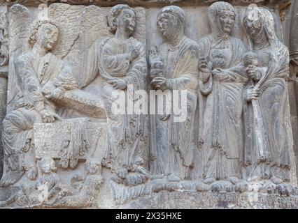 Église de San Miguel portail. Ville d'Estella-Lizarra, Navarre, Nord de l'Espagne. Trois Marys avant la tombe de Christs Banque D'Images