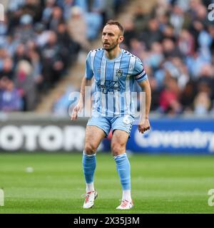 Coventry, Royaume-Uni. 24 avril 2024. Liam Kelly de Coventry lors du match EFL Sky Bet Championship entre Coventry City et Hull City à la Coventry Building Society Arena, Coventry, Angleterre, le 24 avril 2024. Photo de Stuart Leggett. Utilisation éditoriale uniquement, licence requise pour une utilisation commerciale. Aucune utilisation dans les Paris, les jeux ou les publications d'un club/ligue/joueur. Crédit : UK Sports pics Ltd/Alamy Live News Banque D'Images