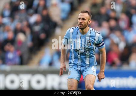 Coventry, Royaume-Uni. 24 avril 2024. Liam Kelly de Coventry lors du match EFL Sky Bet Championship entre Coventry City et Hull City à la Coventry Building Society Arena, Coventry, Angleterre, le 24 avril 2024. Photo de Stuart Leggett. Utilisation éditoriale uniquement, licence requise pour une utilisation commerciale. Aucune utilisation dans les Paris, les jeux ou les publications d'un club/ligue/joueur. Crédit : UK Sports pics Ltd/Alamy Live News Banque D'Images