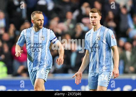 Coventry, Royaume-Uni. 24 avril 2024. Liam Kelly et Ben Sheaf de Coventry lors du match EFL Sky Bet Championship entre Coventry City et Hull City à la Coventry Building Society Arena, Coventry, Angleterre, le 24 avril 2024. Photo de Stuart Leggett. Utilisation éditoriale uniquement, licence requise pour une utilisation commerciale. Aucune utilisation dans les Paris, les jeux ou les publications d'un club/ligue/joueur. Crédit : UK Sports pics Ltd/Alamy Live News Banque D'Images