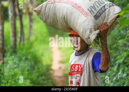 Homme indonésien atteint de troubles cutanés couverts de verrues ou de bosses sur l'île de Madura à Java oriental, Indonésie. Banque D'Images