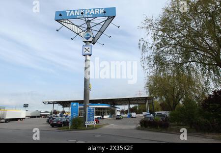 Der Autohof Tankpark Moorfleet an der Amandus-Stubbe-Straße. Moorfleet Hamburg *** la station-service Moorfleet sur Amandus Stubbe Straße Moorfleet Hamburg Banque D'Images