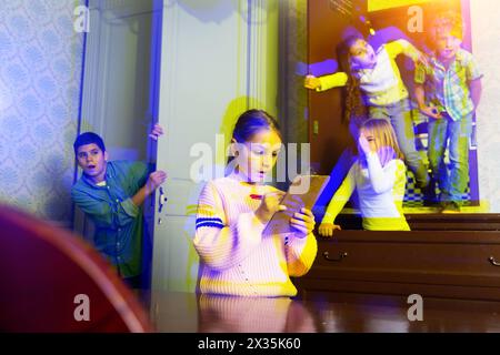 Tween enfants résoudre des énigmes dans la salle de quête., image tonifiée Banque D'Images