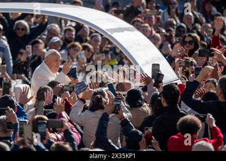 État de la Cité du Vatican, Saint-Siège. 24 avril 2024. LE PAPE FRANÇOIS arrive en Place Pierre pour diriger son audience générale traditionnelle du mercredi. (Crédit image : © Stefano Costantino/SOPA images via ZUMA Press Wire) USAGE ÉDITORIAL SEULEMENT! Non destiné à UN USAGE commercial ! Banque D'Images