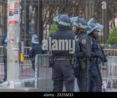 NEW YORK, N.Y. -- 22 avril 2024 : des policiers de New York sont vus près du campus de l'Université Columbia lors de manifestations pro-palestiniennes. Banque D'Images
