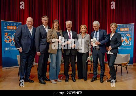 Modérateur, journaliste und Autor Jörg THADEUSZ, Professeur Dr Carsten BOKEMEYER Universitätsklinikum Hamburg Eppendorf, Buchautorin DocHeike SPECHT, Professeur Dr Heribert Jürgens Universitätsklinikum Münster, Schauspielerin Mariele MILLOWITSCH, Gerd NETTEKOVEN Deutsche Krebshilfe und Dr Ruth ROSENBERGER Haus der Geschichte - 50 Jahre Deutsche Krebshilfe - Podiumsdiskussion Wie Mildred Scheel und die Deutsche Krebshilfe Geschichte schrieben und Lesung zum Buch Im Mittelpunkt der Mensch Heike Specht im Haus der Geschichte in Bonn 24.04.2024 Deutland *** Mod Banque D'Images