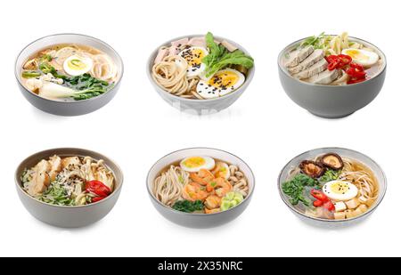 Bols de délicieux ramen avec différents ingrédients isolés sur blanc, mis. Soupe de nouilles Banque D'Images