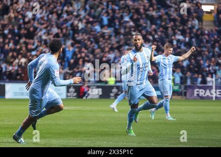 Coventry, Royaume-Uni. 24 avril 2024. Kasey Palmer de Coventry se rend pour célébrer son but lors du match EFL Sky Bet Championship entre Coventry City et Hull City à la Coventry Building Society Arena, Coventry, Angleterre, le 24 avril 2024. Photo de Stuart Leggett. Utilisation éditoriale uniquement, licence requise pour une utilisation commerciale. Aucune utilisation dans les Paris, les jeux ou les publications d'un club/ligue/joueur. Crédit : UK Sports pics Ltd/Alamy Live News Banque D'Images