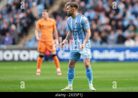 Coventry, Royaume-Uni. 24 avril 2024. Matthew Godden de Coventry lors du match EFL Sky Bet Championship entre Coventry City et Hull City à la Coventry Building Society Arena, Coventry, Angleterre, le 24 avril 2024. Photo de Stuart Leggett. Utilisation éditoriale uniquement, licence requise pour une utilisation commerciale. Aucune utilisation dans les Paris, les jeux ou les publications d'un club/ligue/joueur. Crédit : UK Sports pics Ltd/Alamy Live News Banque D'Images