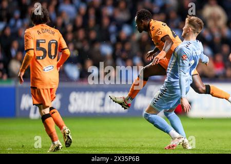 Coventry, Royaume-Uni. 24 avril 2024. Ozan Tufan de Hull City tire un coup de but devant Josh Eccles de Coventry lors du match EFL Sky Bet Championship entre Coventry City et Hull City à la Coventry Building Society Arena, Coventry, Angleterre, le 24 avril 2024. Photo de Stuart Leggett. Utilisation éditoriale uniquement, licence requise pour une utilisation commerciale. Aucune utilisation dans les Paris, les jeux ou les publications d'un club/ligue/joueur. Crédit : UK Sports pics Ltd/Alamy Live News Banque D'Images