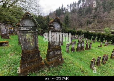 Cimetière juif du XVIIIe siècle, pierres tombales altérées, Sulzburg, Markgraeflerland, haute Forêt-Noire, Bade-Wuertemberg, Allemagne Banque D'Images