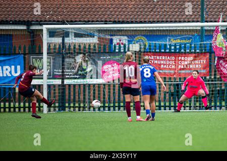 Erin Murray, de Cardiff met, marque son premier but à partir du point de penalty. Cardiff a rencontré Cardiff City dans la finale du Trophée Genera Adrian à Bryntiri Banque D'Images