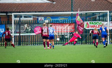 Erin Murray, de Cardiff met, marque son premier but à partir du point de penalty. Cardiff a rencontré Cardiff City dans la finale du Trophée Genera Adrian à Bryntiri Banque D'Images