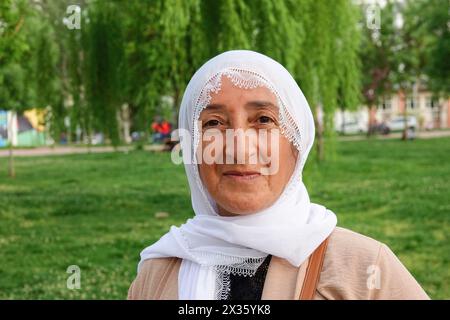 Une femme du groupe kurde Peace Mothers est vue participer à la manifestation. Des manifestations ont été organisées dans de nombreuses villes, avec des déclarations à la presse organisées par diverses organisations non gouvernementales pour la libération de neuf journalistes kurdes arrêtés par la police lors de raids contre leurs maisons dans les villes turques d'Istanbul et d'Ankara. Des centaines de personnes se sont rassemblées dans le parc du Rojava à Diyarbakir en scandant "la presse libre ne peut pas être réduite au silence". slogan a été crié. Journalistes Esra Solin Dal, Mehmet Aslan, Enes Sezgin, Saliha Aras, Yesim Alici, Beste Argat Balci, Sirin Ermis, Dogan Kaynak et Erdogan Banque D'Images