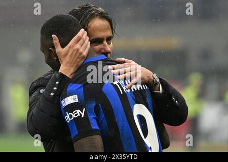 Simone Inzaghi entraîneur-chef du FC Internazionale et Marcus Thuram du FC Internazionale célèbrent la victoire du championnat italien à la fin du match de Serie A entre l'AC Milan et le FC Internazionale au stade San Siro de Milan (Italie), le 22 avril 2023. Le FC Internazionale a remporté le 20e 'scudetto' de son histoire. Banque D'Images