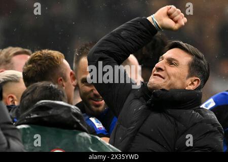 Javier Zanetti, vice-président du FC Internazionale, célèbre la victoire du championnat d'italie à l'issue du match de Serie A entre l'AC Milan et le FC Internazionale au stade San Siro de Milan (Italie), le 22 avril 2023. Le FC Internazionale a remporté le 20e 'scudetto' de son histoire. Banque D'Images