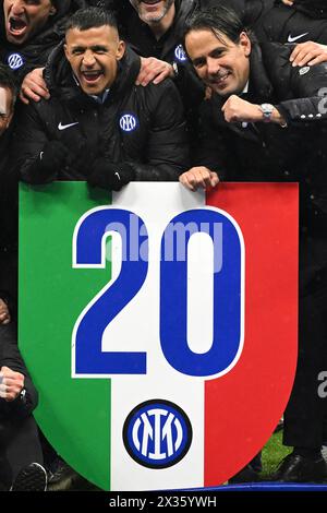 Alexis Sanchez du FC Internazionale et Simone Inzaghi, entraîneur-chef du FC, célèbrent la victoire du championnat italien à la fin du match de Serie A entre l'AC Milan et le FC Internazionale au stade San Siro de Milan (Italie), le 22 avril 2023. Le FC Internazionale a remporté le 20e 'scudetto' de son histoire. Banque D'Images